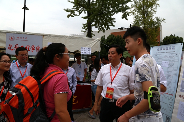 谢和平校长与新生和家长亲切交谈_副本.jpg 谢和平校长与新生和家长亲切交谈_副本.jpg