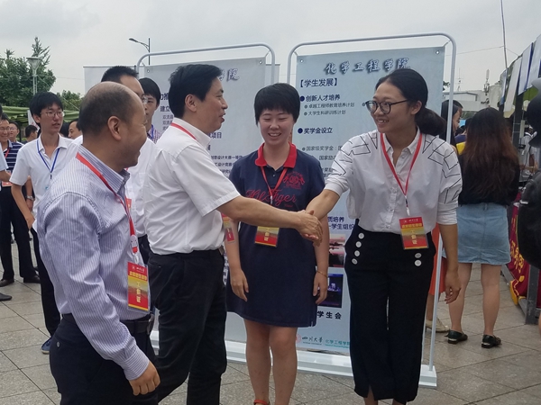 谢和平校长与现场老师握手_副本.jpg 谢和平校长与现场老师握手_副本.jpg